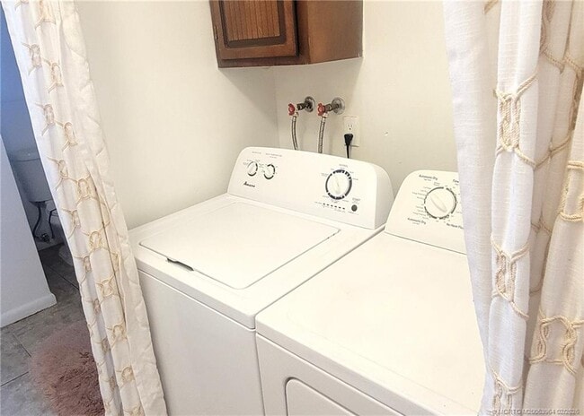 Building Photo - 350 NE Granduer Ave