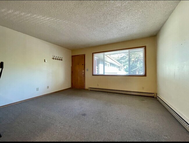 Building Photo - Irvington Top Floor 1 Bed~ Off Street Park...
