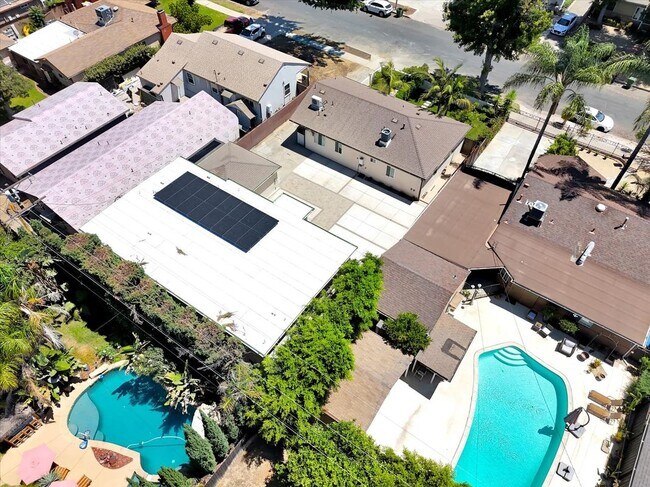 Building Photo - 6915 Encino Ave