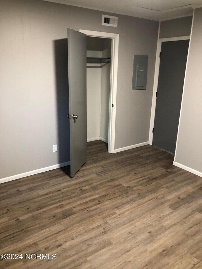 Building Photo - 100 Ravenwood Dr