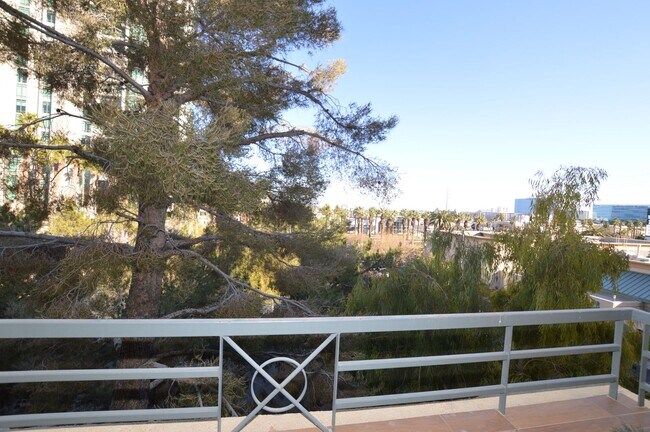 Building Photo - 270 E Flamingo Rd