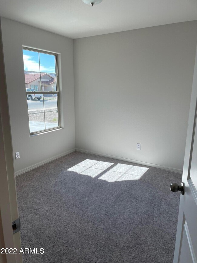 Building Photo - 2062 E Julian Dr