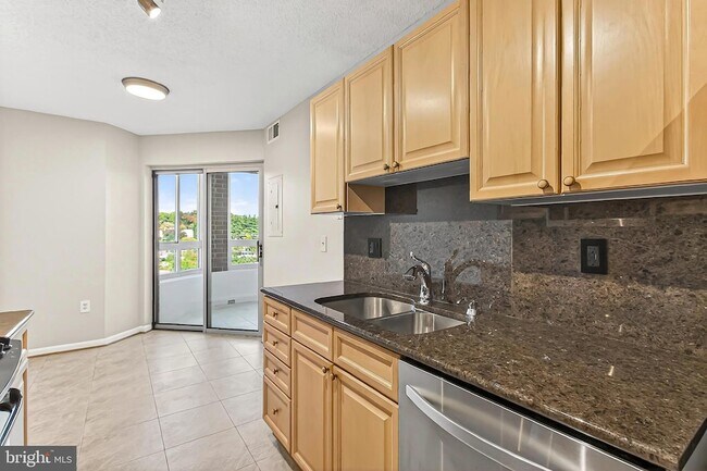 Building Photo - 2151 Jamieson Ave