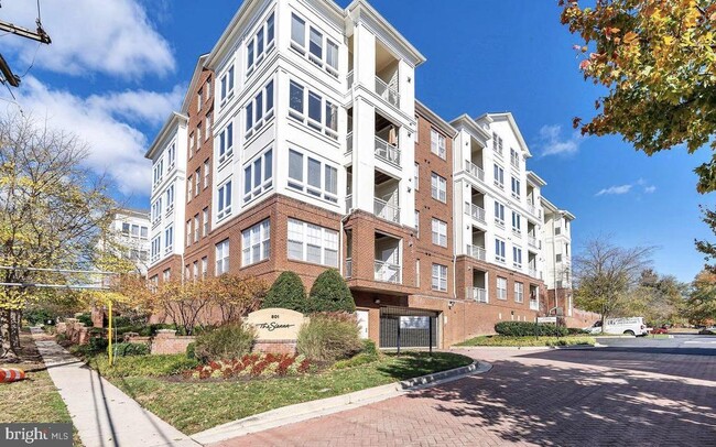 Building Photo - 801 S Greenbrier St