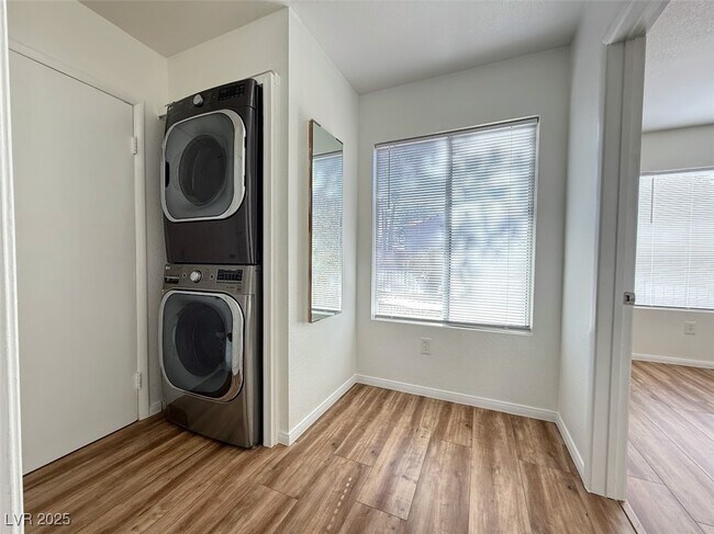 Building Photo - 8070 W Russell Rd