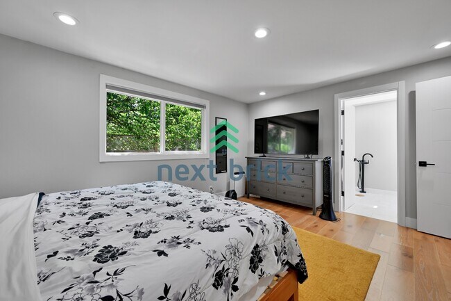 Building Photo - "Spacious 4-Bedroom Retreat with 3 Baths in the Heart of Kirkland – 2,480 Sq. Ft. of Pure Comfort!"