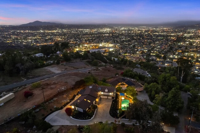 Building Photo - 5048 Bluff Pl