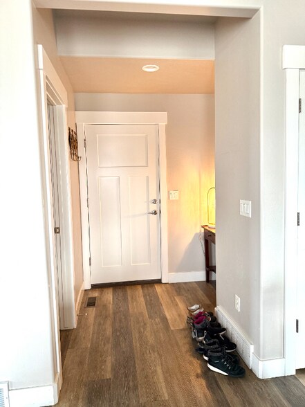 Building Photo - 822 S Aspen Wy