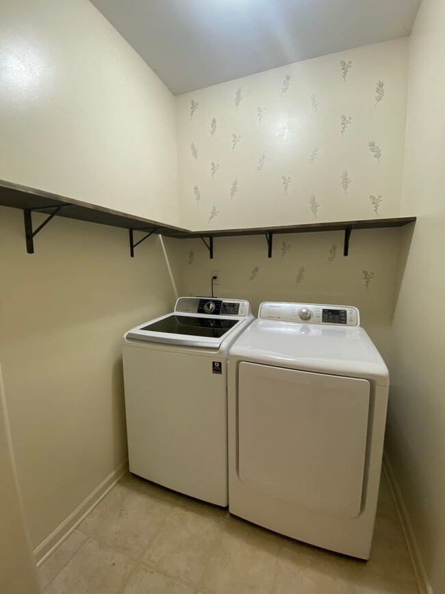 Building Photo - 118 Broomsedge Ln