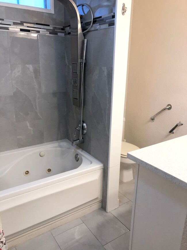 Building Photo - 4 BEDROOM / 2 BATH SINGLE FAMILY HOME W/ CASITA