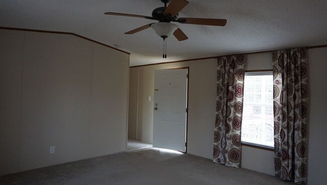 Building Photo - 3 Bedroom mobile home in the County