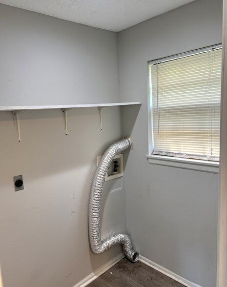 Building Photo - 800 NE Ball Dr