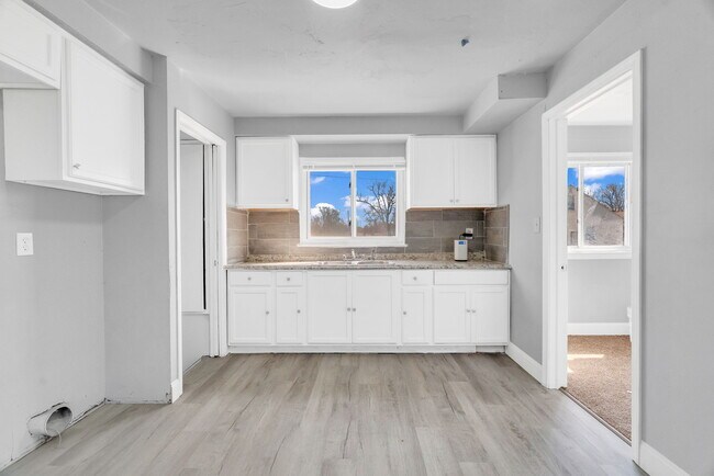Building Photo - 13900 Sussex St