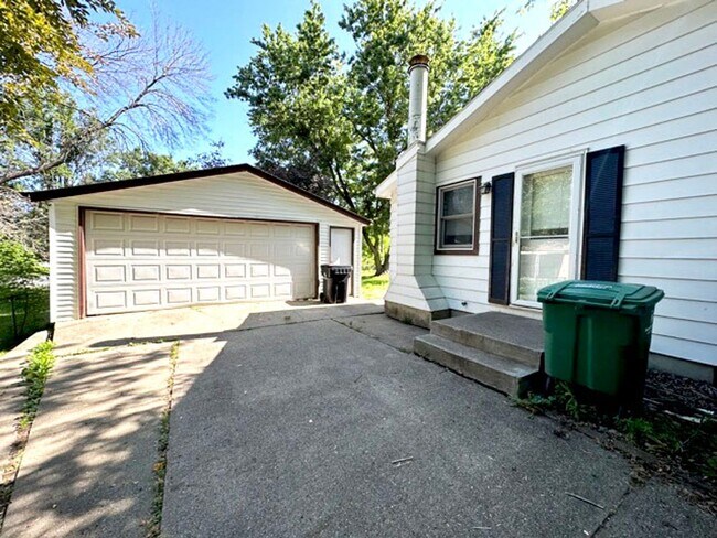 Building Photo - ESTABLISHED NEIGHBORHOOD!!  4 Bedroom, 2 Bath Home in Ankeny