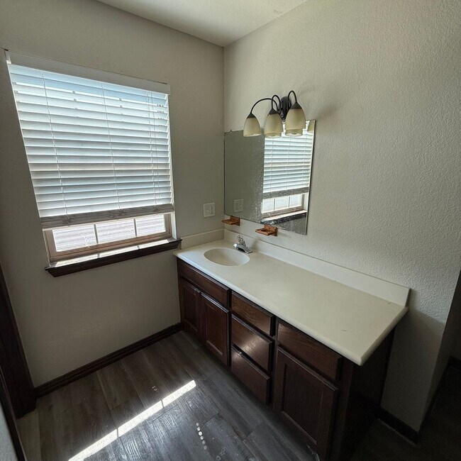 Building Photo - $500 Off 1st Full Month!* All Utilities In...