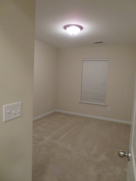 3rd Bedroom beside bathroom w ceiling light, blinds, & carpet - 2496 Stadium Dr