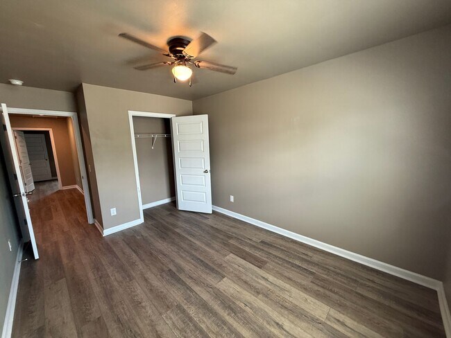 Building Photo - Open concept 4 bed, 2.5 bath home with fen...