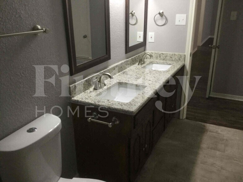 Building Photo - 419 Buckingham Pl