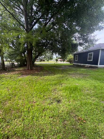 Building Photo - 5700 Eastwood Dr