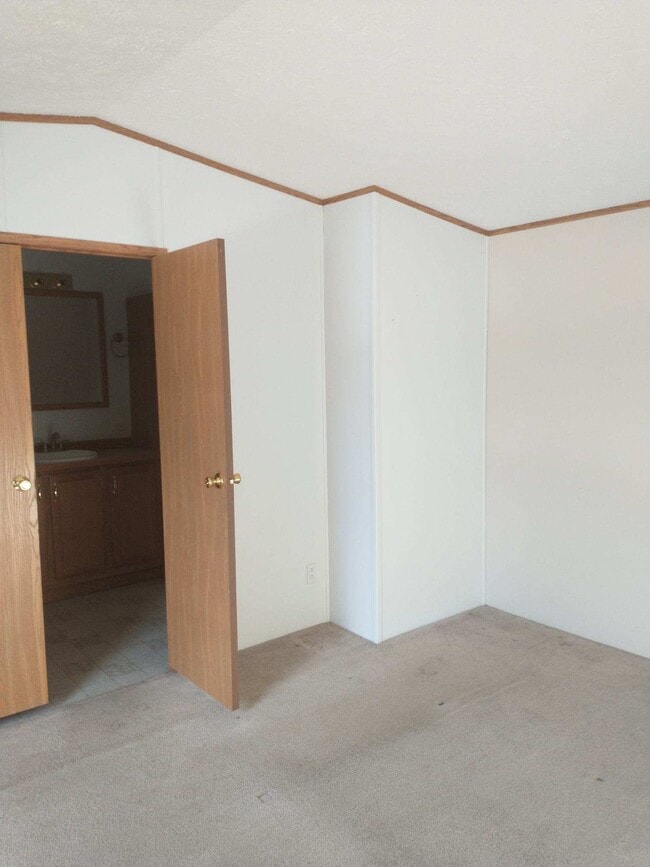 Building Photo - 5420 S View Rd