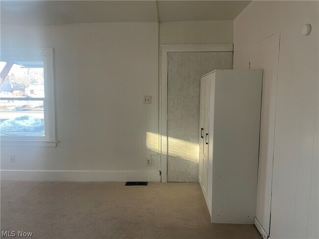 Building Photo - 958 E Wilbeth Rd