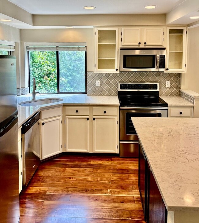 Building Photo - 2 Bed / 2 Bath Downtown Kirkland Condo $2,...