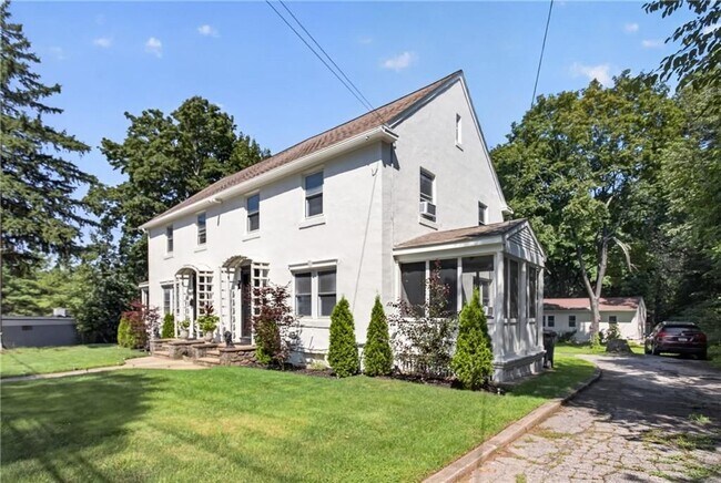 Building Photo - 476 Providence St
