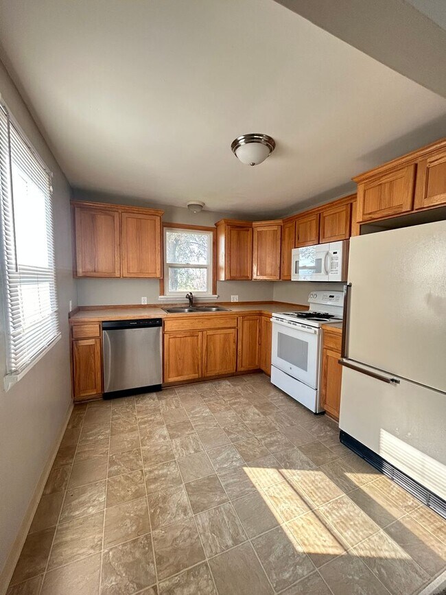 Building Photo - PL001-1504/ 1506 NW Vine St-Zachary