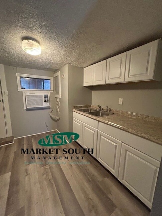 Building Photo - RENOVATED ONE BEDROOM ON THE BEAUTIFUL JONES STREET!!!