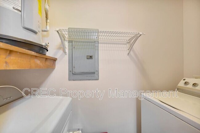 Building Photo - 1005 Tj Ln