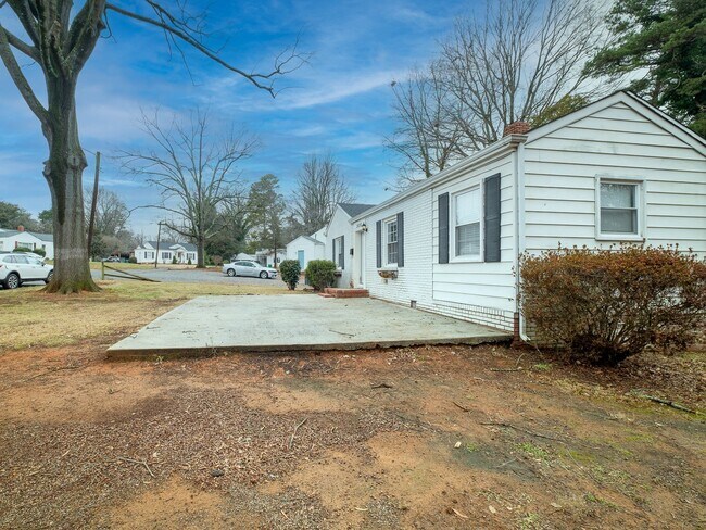 Building Photo - "Charming 3-Bedroom Home with Gleaming Hardwood Floors & 2 Full Baths in Prime Charlotte Location!"