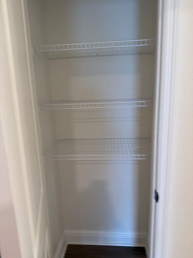 Building Photo - Beautiful 4 bedroom Home