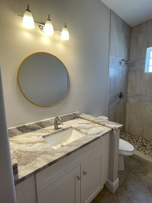 Building Photo - Lovely and Unique Custom-built Duplex Avai...