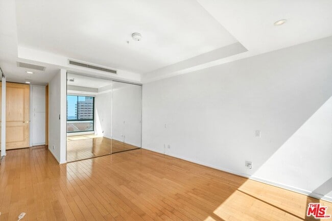 Building Photo - 10490 Wilshire Blvd