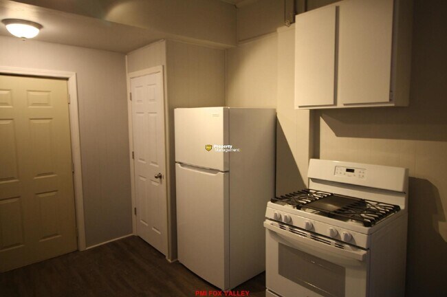 Building Photo - Large 3 - Bedroom Duplex in Oshkosh