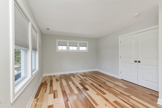 Building Photo - 402 6th Ave