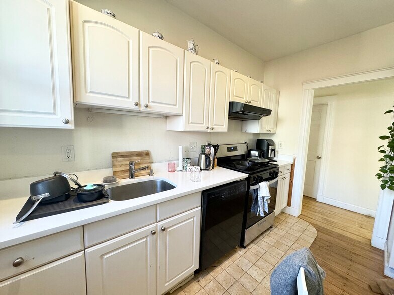 Building Photo - 37 Hillside St