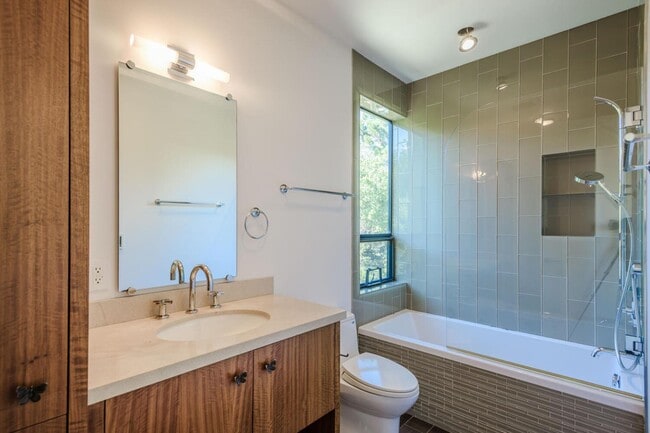 Building Photo - 2510 Skyfarm Dr