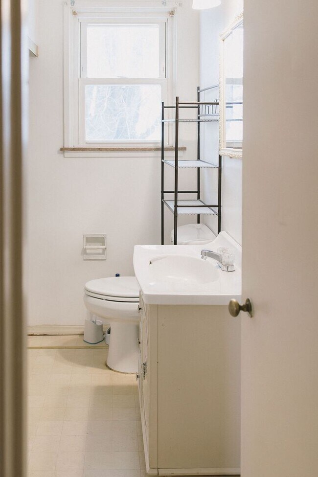 Building Photo - 114 Thompson St