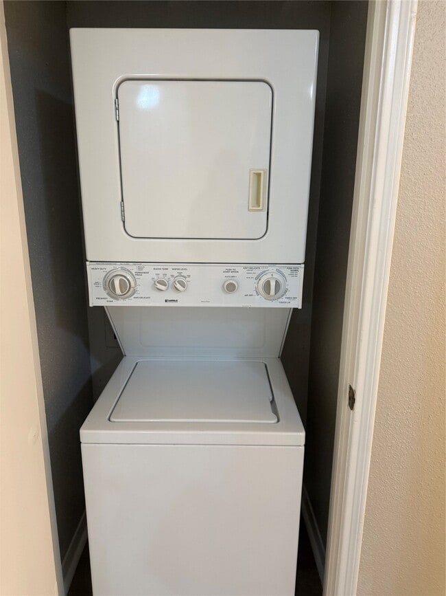 Building Photo - 2121 Hepburn St