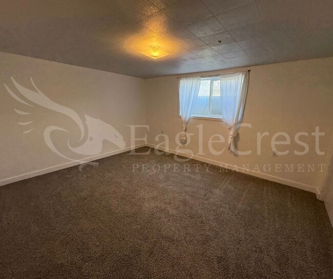 Building Photo - Three Bedroom, Two Bathroom House plus bon...