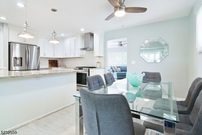 Building Photo - 237 Perry St