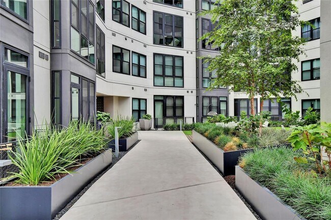 Building Photo - 800 Embassy Dr