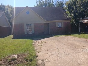 Building Photo - Renovated 4 Bedroom 2 Bath Home for Rent!
