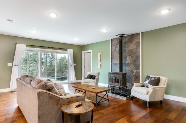 Building Photo - 4 Bedroom in Waterbury, VT Available on 7/1 (Furnished + Utilities included)