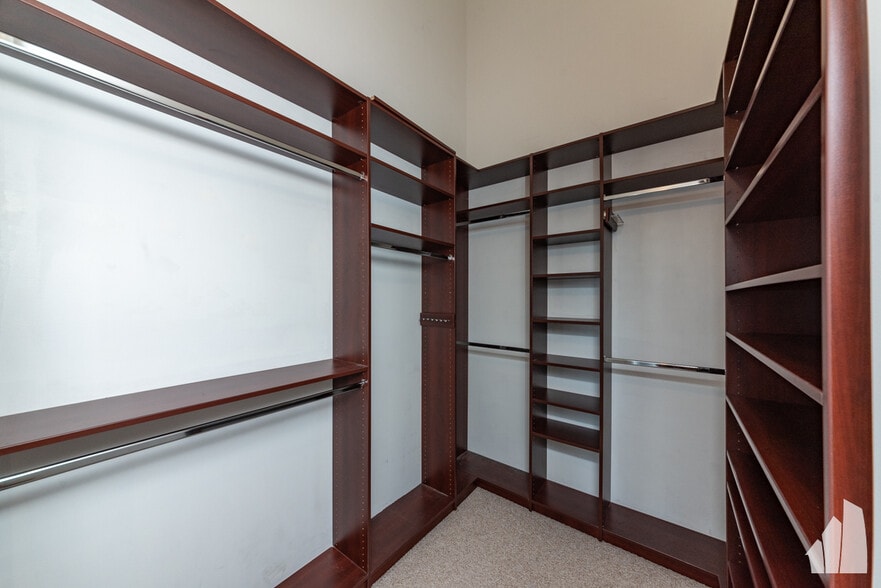 Building Photo - 1735 W Diversey Pkwy