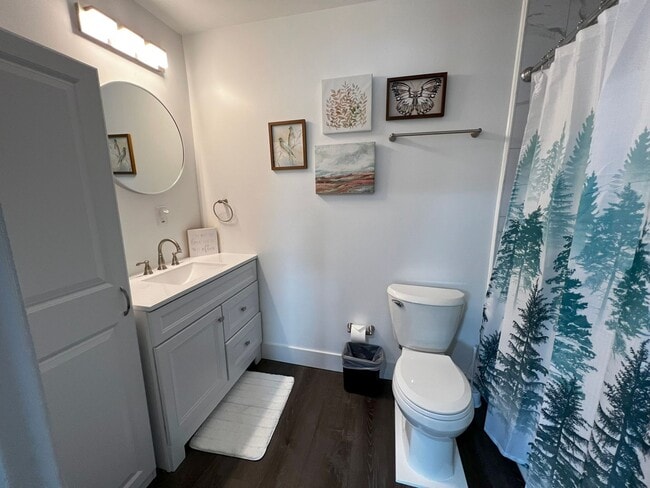 Building Photo - Fully Furnished rental with excellent cent...