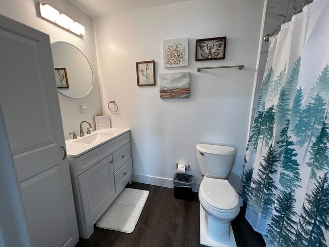 Building Photo - Fully Furnished rental with excellent central location in North cincinnati Suburbs