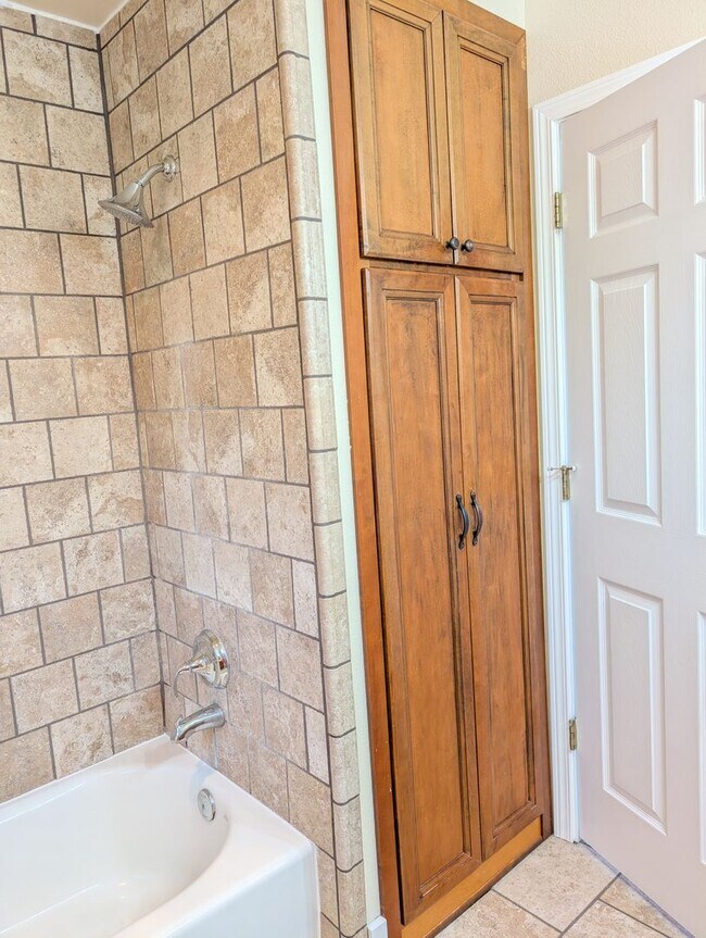 Building Photo - 4 Bed/2.5 Bath Multnomah Village Stunner w...