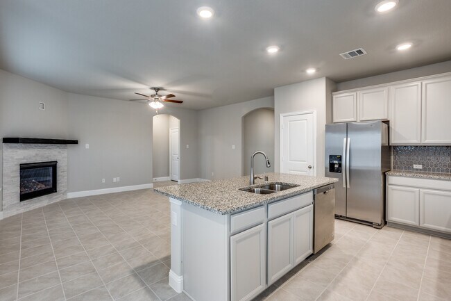 Building Photo - 211 Red Oak Dr